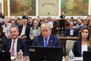 美国前总统特朗普2023年10月2日在纽约州最高法院出庭。（图：互联网）