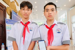 阮黄富（左）和冯魁源介绍其辅助听障者、听力失聪的高龄长者交流的“The Deaf People”程式。