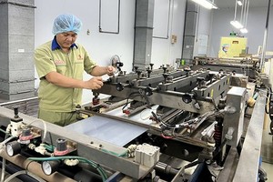 本市劳工阮海平改进机械为企业节约开支。（图：安芝）