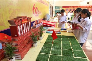 学生们参观胡伯伯与北江实物及资料展。（图：越通社）