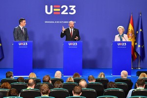 西班牙代理首相桑切斯（左）、欧洲理事会主席米歇尔（中）、欧盟委员会主席冯德莱恩在欧盟领导人非正式会议后出席新闻发布会。（图：新华社）