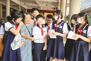 文朗学校华文科学生向老师汇报考试情况。