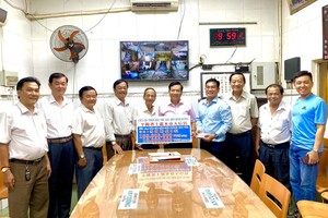 土龙木天后宫理事会同仁向本报捐赠慈善基金。