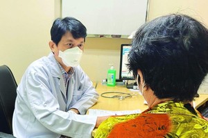 黄廷友幸医生给一名睡眠失调者提供咨询。