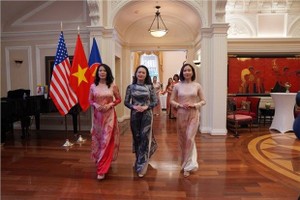 向美国和国际友人推介越南长衫精华