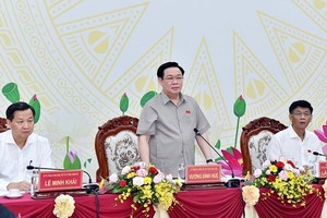 国会主席与滀臻省委常务处举行会议