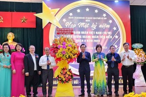 第八郡领导向郡商会送花祝贺。