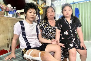 颜富贵与母亲和妹妹。