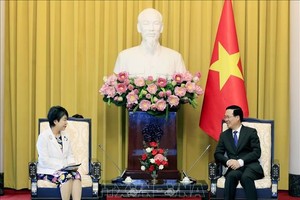 国家主席武文赏（右）与日本外务大臣上川阳子交谈。（图：越通社）