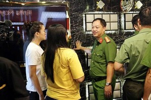 本市警方对某一卡拉 OK 酒吧进行消防安全检查。（图：孟玲）