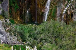 十分梦幻迷人的壮观瀑布。