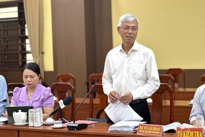 市人委会副主席武文欢在监察会议上致词。