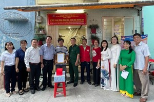 庆云南院住持周华邦（左四）与地方领导移交修缮漏水住房工程。