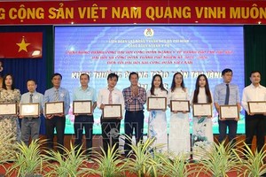 市卫生厅工会向取得2023年“金手”运动称号的个人颁发奖状。（图：越通社）