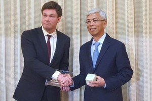 市人委会副主席武文欢（右）与芬兰坦佩雷市副市长伊尔卡‧萨西交换纪念品。（图：瑞宇）