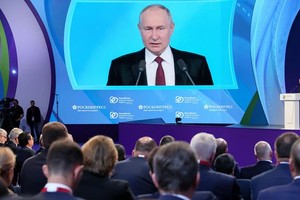 10月11日，俄罗斯总统普京在莫斯科出席第六届“俄罗斯能源周”国际论坛全会时表示，俄罗斯经济正处于结构性改革阶段，能源行业也正在发生深刻变化。他提出了俄能源领域变革的四大战略方向。（图：互联网）