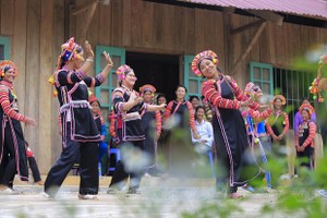 莱州省孟德县布达乡拉胡族妇女在村文化中心练习传统舞蹈。