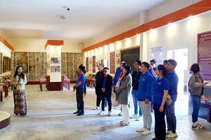 共青团员在朔源之旅行程中参观在林同省大勒市的国家遗迹儿童监狱。