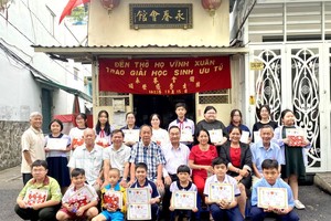 第六坊领导、各理事和领奖学生合照。