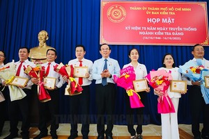 市委书记阮文年向取得突出成绩的个人颁发纪念章并送鲜花表示祝贺。（图：市党部新闻网）