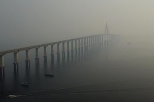 这是10月13日在巴西亚马孙州马瑙斯拍摄的烟雾笼罩下的城市景观（无人机照片）。（图：新华社）