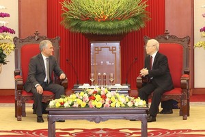 党中央总书记阮富仲（右）接见沃洛金主席。（图：越通社）