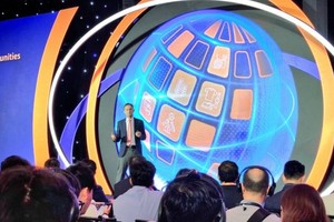 亚马逊全球副总裁艾瑞克‧布鲁萨德在会议上推介越南的优势。