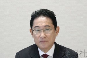 10月17日上午，日本首相岸田文雄在东京永田町的自民党总部出席党高层会议。（图：共同社）