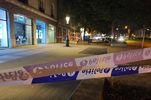 10月16日，在比利时布鲁塞尔，警方在枪击事件现场警戒。（图：新华社）