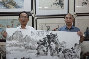 林伯墀（右）于二〇一八年首次回越并探望人民艺人张汉明（已故）同门。