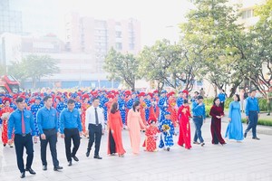 为82对青年工人举行集体婚礼