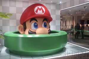 图为10月12日摄于任天堂直营店外的“马力欧”拍照打卡景点。（图：共同社）