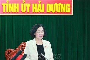 中央组织部长张氏梅在会议上发表讲话。（图：越通社）