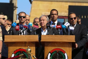 古特雷斯在拉法口岸埃及一侧发表讲话。（图：AP）