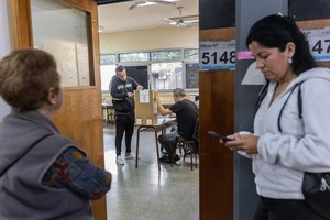 10月22日，选民在阿根廷首都布宜诺斯艾利斯的一处投票站投票。（图：新华社）