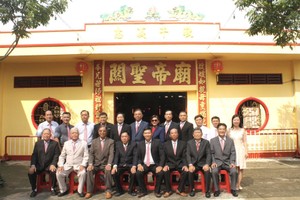 决胜村关帝庙理事会和忠义学校董事会合照。