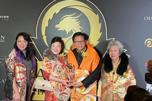 当地时间10月21日晚，亚裔名人堂2023年度颁奖典礼在美国洛杉矶举行，知名华人企业家和慈善家张祥华(右二)及夫人张王翠玲(左二)荣获年度人物。（图：互联网）