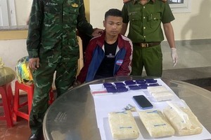 被抓获的歹徒胡亚京与毒品物证。（图：VOV）