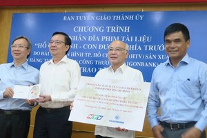 接收“胡志明-前面之路”记录片