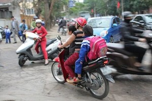 有的家长在参加交通时不给孩子戴安全帽。