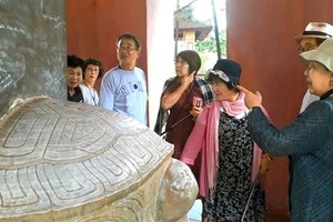 外国游客对在文物上胡乱写字和涂鸦一事感到惊讶。