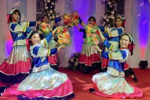 莲花歌舞团致力为延承民族歌舞。