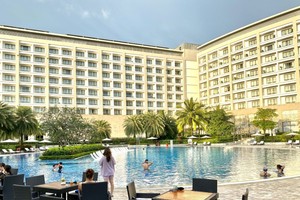 游客在温德姆至尊酒店（Wyndham Grand）度假。