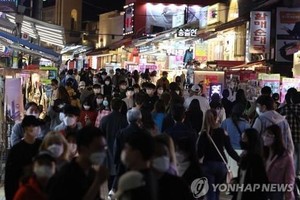 图为 2022年4月17日，弘大入口站附近商业街摩肩擦踵。（图：韩联社）