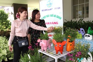 人们参观本次“绿色社区–绿色空间”比赛的典型项目之一。（图：蔡芳）