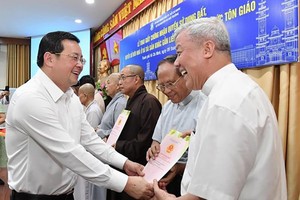 市资源与环境厅长阮全胜（左）向本市辖区内各宗教单位代表颁发土地使用权证书。（图：越勇）