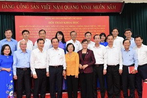 市委书记阮文年与出席代表合影。