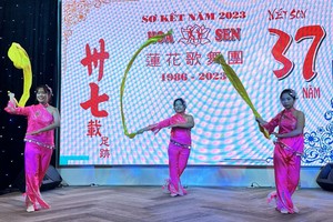 莲花歌舞团歌舞表演贺团庆。