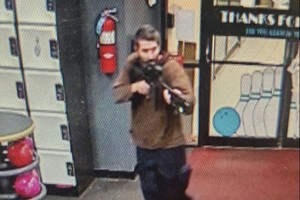 这是10月25日在美国缅因州路易斯顿拍摄的一名持枪男子。（图：视频截图）