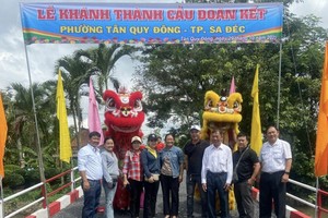 第八郡丰富会馆理事会代表与地方领导参加“团结”桥落成仪式。